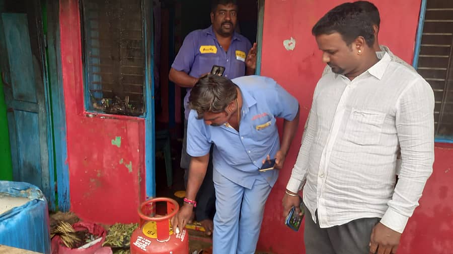 ಕನಕಪುರ ಅಮರನಾರಾಯಣ ಬ್ಲಾಕ್ ನಲ್ಲಿ ಸಿಲಿಂಡರ್ ಪೈಪ್‌ನಲ್ಲಿ ಅನಿಲ ಸೋರಿಕೆಯಿಂದ ಬೆಂಕಿ ಹೊತ್ತುಕೊಂಡಿರುವುದು 