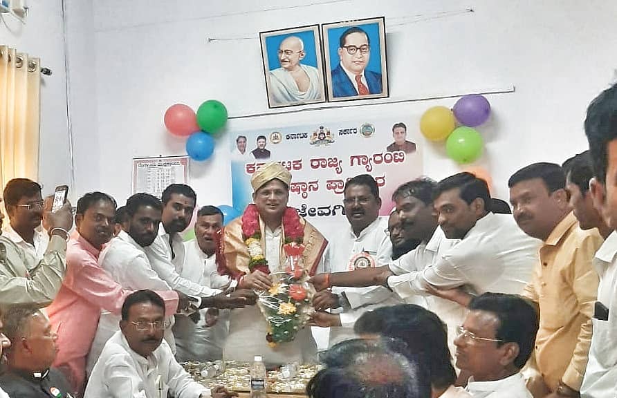 ಜೇವರ್ಗಿ ಪಟ್ಟಣದ ಪಂಚ ಗ್ಯಾರಂಟಿ ಯೋಜನೆ ತಾಲ್ಲೂಕು ಕಚೇರಿಯನ್ನು ಉದ್ಘಾಟಿಸಿದ ಶಾಸಕ ಡಾ.ಅಜಯಸಿಂಗ್ ಅವರನ್ನು ಸಮಿತಿ ಸದಸ್ಯರು ಸನ್ಮಾನಿಸಿದರು