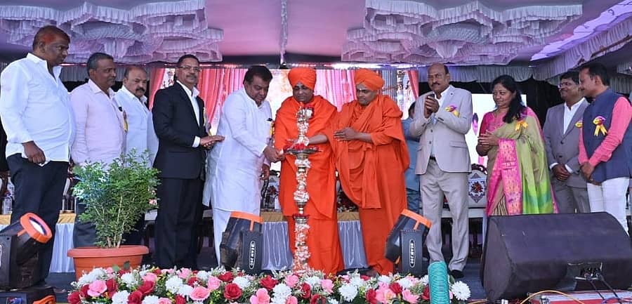 ವಿಜಯಪುರ ನಗರ ಹೊರವಲಯದ ಇಟ್ಟಂಗಿಹಾಳದಲ್ಲಿ ವೇದ ಇಂಟರ್‌ ನ್ಯಾಷನಲ್ ಪಬ್ಲಿಕ್ ಶಾಲೆಯ ನೂತನ ಕಟ್ಟಡ ಲೋಕಾರ್ಪಣೆ ಕಾರ್ಯಕ್ರಮವನ್ನು ಸಚಿವ ಎಂ.ಬಿ. ಪಾಟೀಲ ಉದ್ಘಾಟಿಸಿದರು