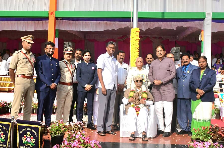 ಬೆಳಗಾವಿ ಜಿಲ್ಲಾ ಕ್ರೀಡಾಂಗಣದಲ್ಲಿ ಸೋಮವಾರ ನಡೆದ ಗಣರಾಜ್ಯೋತ್ಸವ ಕಾರ್ಯಕ್ರಮದಲ್ಲಿ ಪದ್ಮಶ್ರೀ ಪ್ರಶಸ್ತಿಗೆ ಆಯ್ಕೆಯಾದ ರಾಜ್ಯಸಭೆ ಮಾಜಿ ಸದಸ್ಯ ಪ್ರಭಾಕರ ಕೋರೆ ಅವರನ್ನು ಸಚಿವ ಸತೀಶ ಜಾರಕಿಹೊಳಿ ಸನ್ಮಾನಿಸಿದರು. ಶಾಸಕ ಆಸಿಫ್ ಸೇಠ್, ಬುಡಾ ಅಧ್ಯಕ್ಷ ಲಕ್ಷ್ಮಣರಾವ್ ಚಿಂಗಳೆ ಹಾಜರಿದ್ದರು ಪ್ರಜಾವಾಣಿ ಚಿತ್ರ