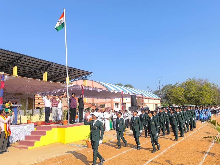 ಗಂಗಾವತಿ ತಾಲ್ಲೂಕು ಕ್ರೀಡಾಂಗಣದಲ್ಲಿ ತಾಲ್ಲೂಕು ಆಡಳಿತದಿಂದ ಸೋಮವಾರ ನಡೆದ ಗಣರಾಜ್ಯೋತ್ಸವ ದಿನಾಚರಣೆಯಲ್ಲಿ ಶಾಲಾ ವಿದ್ಯಾರ್ಥಿಗಳ ಪಥಸಂಚಲನ ನಡೆಸುತ್ತಿರುವುದು