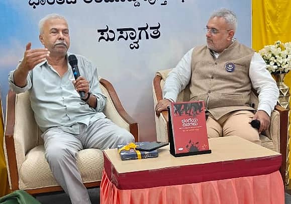 ಹುಬ್ಬಳ್ಳಿಯ ಸಪ್ನ ಬುಕ್ ಹೌಸ್ನಲ್ಲಿ ನಡೆದ ‘ದಂಗೆಯ ದಿನಗಳು’ ಕೃತಿಯ ಸಂವಾದದಲ್ಲಿ ಲೇಖಕ ಜಗದೀಶ ಕೊಪ್ಪ (ಎಡಬದಿ) ಪಾಲ್ಗೊಂಡರು