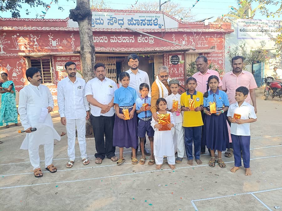 ಮುನಿರಾಬಾದ್ ಸಮೀಪ ಹೊಸಹಳ್ಳಿ ಗ್ರಾಮ ಪಂಚಾಯಿತಿ ಆವರಣದಲ್ಲಿ ಗಣರಾಜ್ಯೋತ್ಸವ ಕಾರ್ಯಕ್ರಮದಲ್ಲಿ  ವಿದ್ಯಾರ್ಥಿಗಳಿಗೆ ಬಹುಮಾನ ವಿತರಿಸಲಾಯಿತು