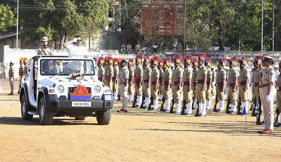 ಶಿವಮೊಗ್ಗದ ನೆಹರೂ ಕ್ರೀಡಾಂಗಣದಲ್ಲಿ ಸೋಮವಾರ ಗಣರಾಜ್ಯೋತ್ಸವದ ಧ್ವಜಾರೋಹಣ ನೆರವೇರಿಸಿದ ಜಿಲ್ಲಾ ಉಸ್ತುವಾರಿ ಸಚಿವ ಮಧು ಬಂಗಾರಪ್ಪ, ಕವಾಯತುಗೆ ಮುನ್ನ ಗೌರವ ವಂದನೆ ಸ್ವೀಕರಿಸಿದರು