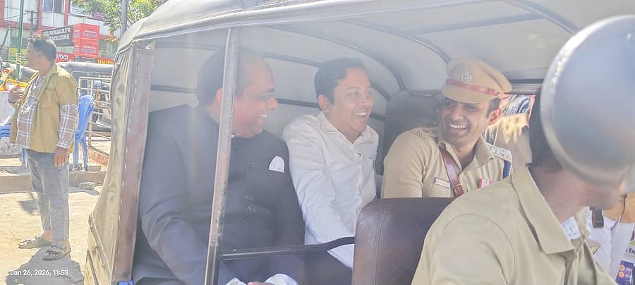 ಶಿವಮೊಗ್ಗದಲ್ಲಿ ಸೋಮವಾರ ಒಟ್ಟಾಗಿ ಆಟೊದಲ್ಲಿ ಪ್ರಯಾಣಿಸಿದ ಜಿಲ್ಲಾಧಿಕಾರಿ ಪ್ರಭುಲಿಂಗ ಕವಳಿಕಟ್ಟಿ, ಸಿಇಒ ಎನ್‌.ಹೇಮಂತ್ ಹಾಗೂ ಎಸ್ಪಿ ಬಿ.ನಿಖಿಲ್ ಪ್ರೀ–ಪೇಯ್ಡ್ ಆಟೊ ವ್ಯವಸ್ಥೆಗೆ ಚಾಲನೆ ನೀಡಿದರು
