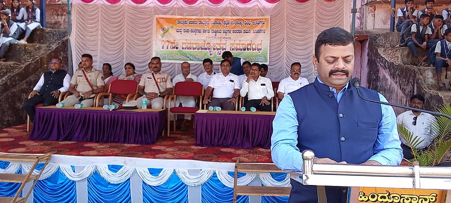 ಹೊಸನಗರ ಪಟ್ಟಣದ ನೆಹರು ಕ್ರೀಡಾಂಗಣದಲ್ಲಿ ನಡೆದ 77ನೇ ಗಣರಾಜ್ಯೋತ್ಸವ ಕಾರ್ಯಕ್ರಮದಲ್ಲಿ ತಹಶೀಲ್ದಾರ್ ಭರತ್ ರಾಜ್ ಮಾತನಾಡಿದರು