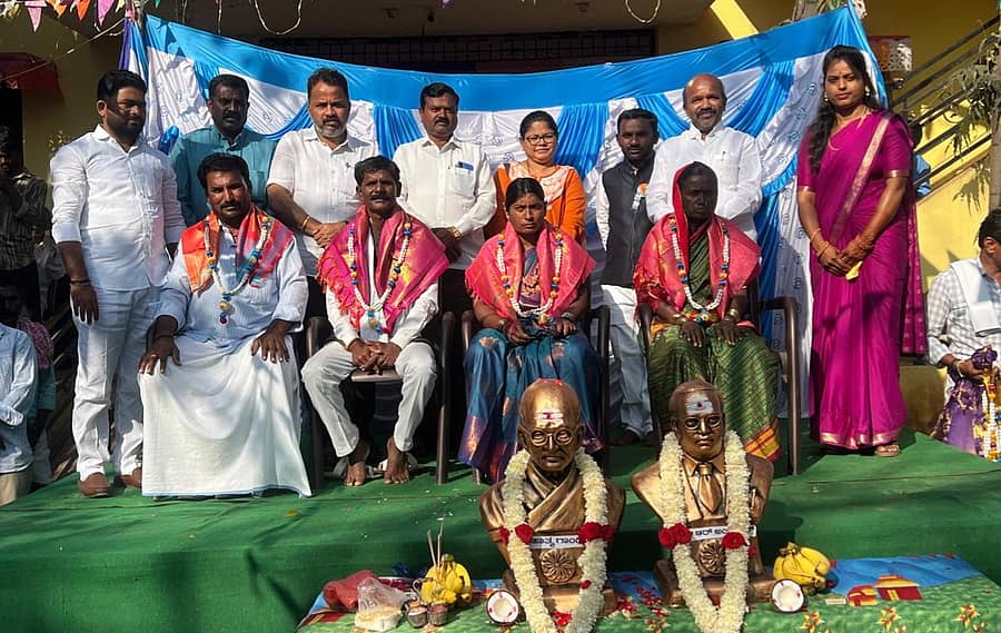 ಕನಕಗಿರಿ ಸಮೀಪದ ಹುಲಿಹೈದರ ಗ್ರಾಮದಲ್ಲಿ ನಡೆದ ಗಣ ರಾಜ್ಯೋತ್ಸವ ಕಾರ್ಯಕ್ರಮದಲ್ಲಿ ಅಧ್ಯಕ್ಷೆ ಶರಣಮ್ಮ‌ಹಾಗೂ ಉಪಾಧ್ಯಕ್ಷ ಜಗದೀಶ ಅವರನ್ನು ಸನ್ಮಾನಿಸಲಾಯಿತು