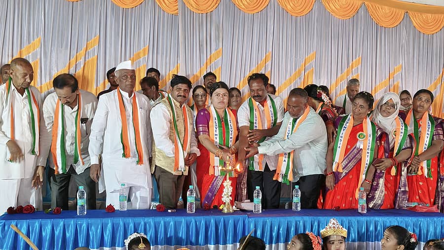 ತಿಳವಳ್ಳಿಯ ಗ್ರಾಮ ಪಂಚಾಯತಿ ಸಭಾ ಭವನದಲ್ಲಿ ಸೋಮವಾರ ನಡೆದ ಗಣರಾಜ್ಯೋತ್ಸವ ಕಾರ್ಯಕ್ರಮವನ್ನು ಗ್ರಾಮ ಪಂಚಾಯತಿ ಉಪಾಧ್ಯಕ್ಷ ಕುಮಾರ ಲಕ್ಮೋಜಿ ಉದ್ಘಾಟಿಸಿದರು