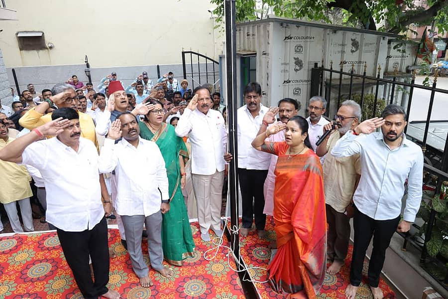 ಬಿಜೆಪಿ ರಾಜ್ಯ ಘಟಕದ ಕಾರ್ಯಾಲಯದ ಆವರಣದಲ್ಲಿ ನಡೆದ ಗಣರಾಜ್ಯೋತ್ಸವ ಕಾರ್ಯಕ್ರಮದಲ್ಲಿ ಮಾಜಿ ಮುಖ್ಯಮಂತ್ರಿ ಡಿ.ವಿ.ಸದಾನಂದಗೌಡ ಮತ್ತು ಇತರ ನಾಯಕರು ಭಾಗವಹಿಸಿದ್ದರು.