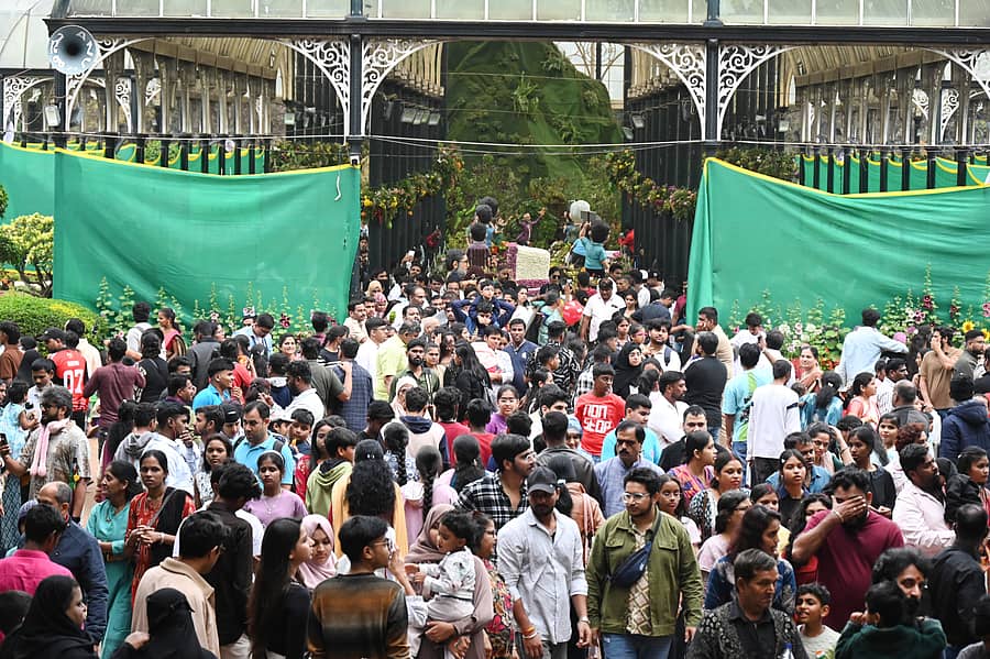 <div class="paragraphs"><p>ಲಾಲ್‌ಬಾಗ್‌ನಲ್ಲಿ ಆಯೋಜಿಸಿರುವ ಫಲಪುಷ್ಪ ಪ್ರದರ್ಶನ ವೀಕ್ಷಿಸಲು ಸೋಮವಾರ ಬಂದಿದ್ದ ಜನ&nbsp; ಪ್ರಜಾವಾಣಿ ಚಿತ್ರ</p></div>