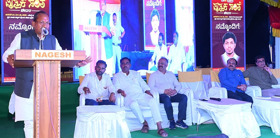 ಪುಸ್ತಕ ಸಂತೆ ಅಂಗವಾಗಿ ಬೀದರ್‌ನಲ್ಲಿ ಭಾನುವಾರ ಏರ್ಪಡಿಸಿದ್ದ ಗೋಷ್ಠಿಯಲ್ಲಿ ಶಾಸಕ ಪ್ರಭು ಚವಾಣ್‌ ಮಾತನಾಡಿದರು