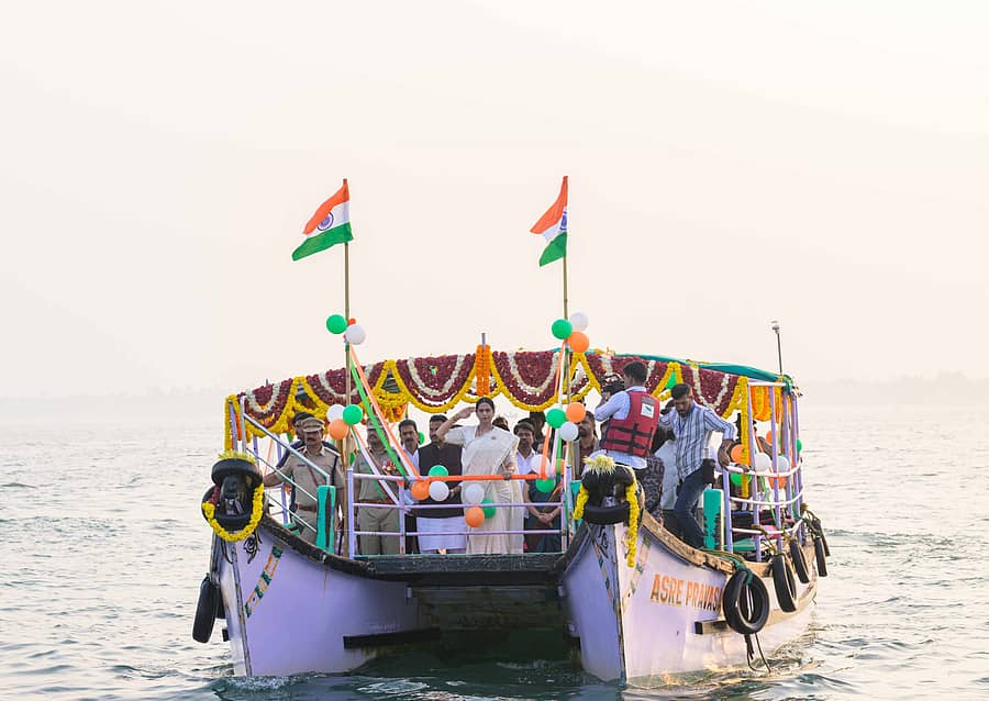 ಉಸ್ತುವಾರಿ ಸಚಿವೆ ಲಕ್ಷ್ಮಿ ಹೆಬ್ಬಾಳಕರ್ ಅವರು ಕರಾವಳಿ ಕಾವಲು ಪೊಲೀಸರಿಂದ ಗೌರವರಕ್ಷೆ ಸ್ವೀಕರಿಸಿದರು