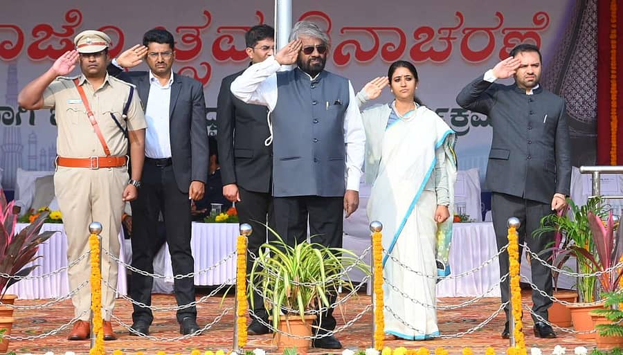 <div class="paragraphs"><p>ಬೀದರ್‌ನ ನೆಹರೂ ಕ್ರೀಡಾಂಗಣದಲ್ಲಿ ಧ್ವಜಾರೋಹಣ ನೆರವೇರಿಸಿದ ಜಿಲ್ಲಾ ಉಸ್ತುವಾರಿ ಸಚಿವ ಈಶ್ವರ ಬಿ. ಖಂಡ್ರೆ ಅವರು ರಾಷ್ಟ್ರ ಧ್ವಜಕ್ಕೆ ಗೌರವ ಸಮರ್ಪಿಸಿದರು. ಜಿಲ್ಲಾಮಟ್ಟದ ಅಧಿಕಾರಿಗಳು ಹಾಜರಿದ್ದರು</p></div>