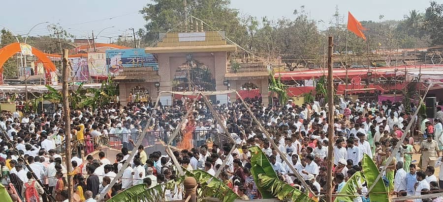 ಹುಮನಾಬಾದ್ ಪಟ್ಟಣದ ವೀರಭದ್ರೇಶ್ವರ ಅಗ್ನಿಕುಂಡದಲ್ಲಿ ಅಗ್ನಿ ತುಳಿದ ಭಕ್ತರು