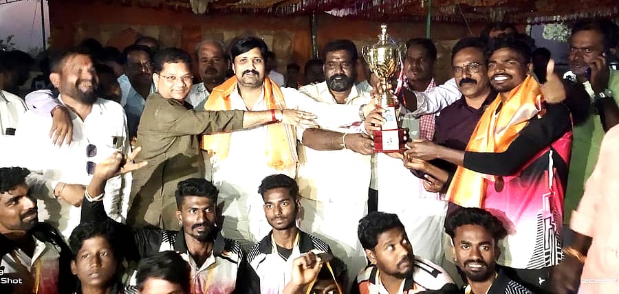 ಮೊಳಕಾಲ್ಮುರು ತಾಲ್ಲೂಕಿನ ಕೊಂಡ್ಲಹಳ್ಳಿಯಲ್ಲಿ ಭಾನುವಾರ ಮುಕ್ತಾಯವಾದ ಕೆಪಿಎಲ್‌ ಕ್ರಿಕೆಟ್‌ ಪಂದ್ಯಾವಳಿ ವಿಜೇತರಿಗೆ ರಾಜ್ಯ ದ್ರಾಕ್ಷಾರಸ ಹಾಗೂ ವೈನ್‌ ಬೋರ್ಡ್‌ ಅಧ್ಯಕ್ಷ ಬಿ. ಯೋಗೇಶ್‌ ಬಾಬು ಬಹುಮಾನ ವಿತರಿಸಿದರು.