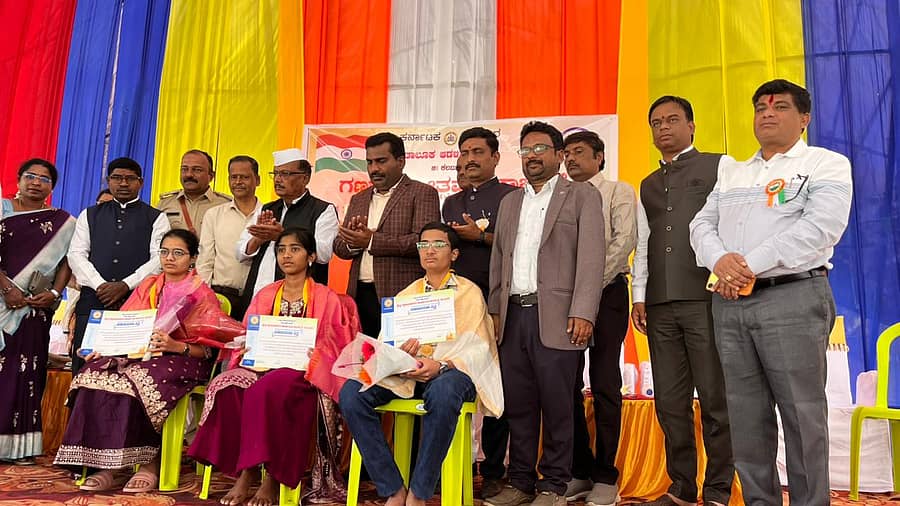 ಆಳಂದ ತಾಲ್ಲೂಕು ಆಡಳಿತವು ಏರ್ಪಡಿಸಿದ್ದ 77ನೇ ಗಣರಾಜ್ಯೋತ್ಸವ ಸಮಾರಂಭದಲ್ಲಿ ಪ್ರತಿಭಾವಂತ ವಿದ್ಯಾರ್ಥಿಗಳಿಗೆ ಬಹುಮಾನ ನೀಡಿ, ಸನ್ಮಾನಿಸಲಾಯಿತು