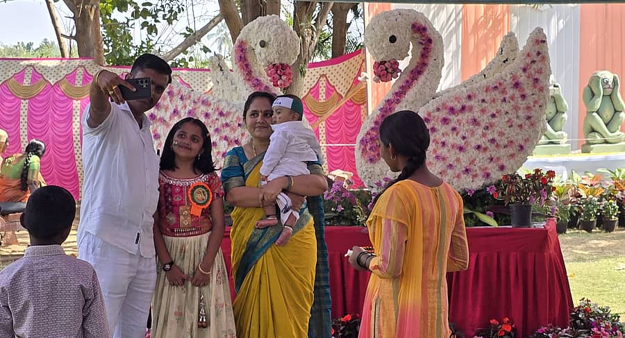 ಯಾದಗಿರಿ ನಗರದ ಲುಂಬಿನಿ ಉದ್ಯಾನದಲ್ಲಿ ಸೋಮವಾರ ನಡೆದ ಫಲಪುಷ್ಪ ಪ್ರದರ್ಶನದಲ್ಲಿ ವೀಕ್ಷಕರು ಸೆಲ್ಫಿ ತೆಗೆದುಕೊಂಡ ದೃಶ್ಯ 