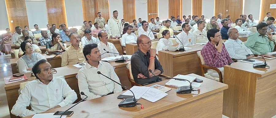 ರಾಯಚೂರಿನ ಜಿಲ್ಲಾಧಿಕಾರಿ ಕಚೇರಿ ಸಭಾಂಗಣದಲ್ಲಿ ಜಿಲ್ಲಾ ಉಸ್ತುವಾರಿ ಸಚಿವ ಡಾ.ಶರಣಪ್ರಕಾಶ ಪಾಟೀಲ ಅಧ್ಯಕ್ಷತೆಯಲ್ಲಿ ಸೋಮವಾರ ನಡೆದ ರಾಯಚೂರು ಉತ್ಸವದ ಪೂರ್ವಭಾವಿ ಸಭೆಯಲ್ಲಿ ಪಾಲ್ಗೊಂಡಿದ್ದ ಅಧಿಕಾರಿಗಳು