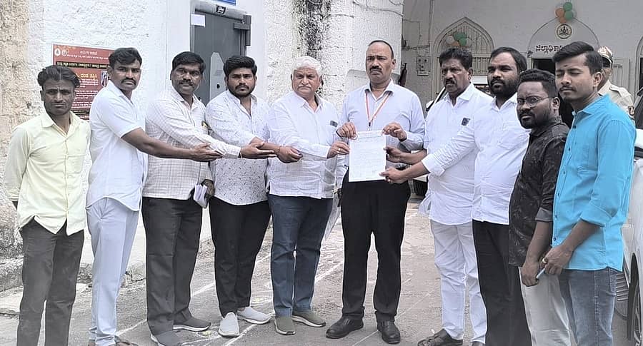 ವಿಜಯಪುರ ಹೆಚ್ಚುವರಿ ಜಿಲ್ಲಾಧಿಕಾರಿ ಔದ್ರಾಮ್ ಅವರಿಗೆ ದಲಿತ ವಿದ್ಯಾರ್ಥಿ ಪರಿಷತ್ತಿನಿಂದ ಮಂಗಳವಾರ ಮನವಿ ಸಲ್ಲಿಸಲಾಯಿತು