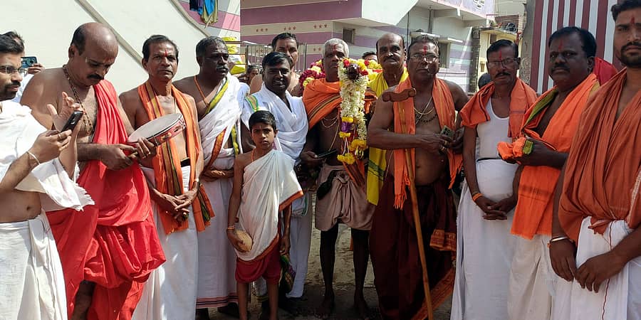 ಹುಣಸಗಿ ಪಟ್ಟಣದಲ್ಲಿ ಮಧ್ವನವಮಿ ಅಂಗವಾಗಿ ಮಧ್ವರಾಯರ ಹಾಗೂ ಹನುಮಂತ ದೇವರ ಪಲ್ಲಕ್ಕಿ ಉತ್ಸವ ನಡೆಯಿತು