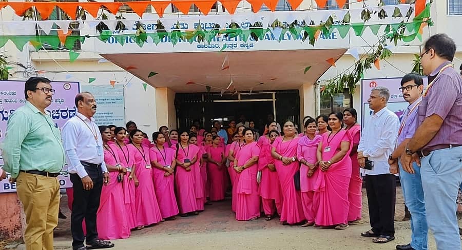 ಕಾರವಾರದ ಜಿಲ್ಲಾ ಆರೋಗ್ಯ ಇಲಾಖೆ ಕಚೇರಿ ಆವರಣದಲ್ಲಿ ನಡೆದ ರಾಷ್ಟ್ರೀಯ ಹೆಣ್ಣು ಮಕ್ಕಳ ದಿನಾಚರಣೆ ಕಾರ್ಯಕ್ರಮದಲ್ಲಿ ಜಿಲ್ಲಾ ಆರೋಗ್ಯಾಧಿಕಾರಿ ಡಾ.ಶಂಕರ ರಾವ್ ಮಾತನಾಡಿದರು