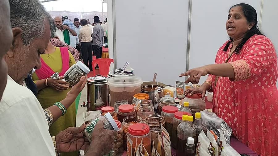 ಸಿರಿಧಾನ್ಯ ಉತ್ಪನ್ನಗಳ ಮಳಿಗೆಯಲ್ಲಿ ವ್ಯಾಪಾರ ಜೋರಾಗಿತ್ತು.