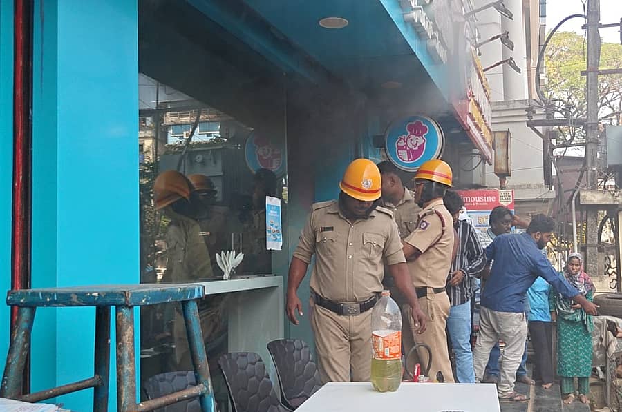 ಕಾರವಾರದ ಐಸ್‌ಕ್ರೀಮ್ ಪಾರ್ಲರ್‌ನಲ್ಲಿ ಬೆಂಕಿ ನಂದಿಸುವ ಕಾರ್ಯಾಚರಣೆಯಲ್ಲಿ ತೊಡಗಿದ್ದ ಅಗ್ನಿಶಾಮಕ ದಳದ ಸಿಬ್ಬಂದಿ.