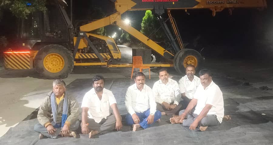 <div class="paragraphs"><p>ಕಲಬುರಗಿ ಜಿಲ್ಲೆಯ ಚಿತ್ತಾಪುರ ತಾಲ್ಲೂಕಿನಲ್ಲಿ ಅಹೋರಾತ್ರಿ ಧರಣಿ ಆರಂಭಿಸಿರುವ ರೈತರು</p></div>