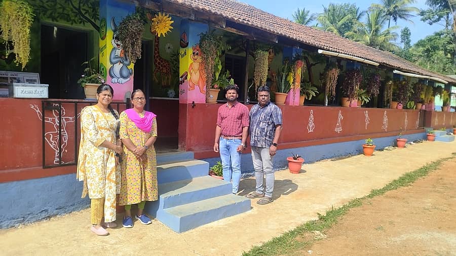 ಬಾಳೆಹೊನ್ನೂರು ಸಮೀಪದ ಸೀಗೋಡು ಸರ್ಕಾರಿ ಹಿರಿಯ ಪ್ರಾಥಮಿಕ ಶಾಲೆಗೆ ದಾನಿಗಳು ಸುಣ್ಣ ಬಣ್ಣ ಬಳಿದು ಸಿಂಗಾರಗೊಳಿಸಿದ್ದಾರೆ