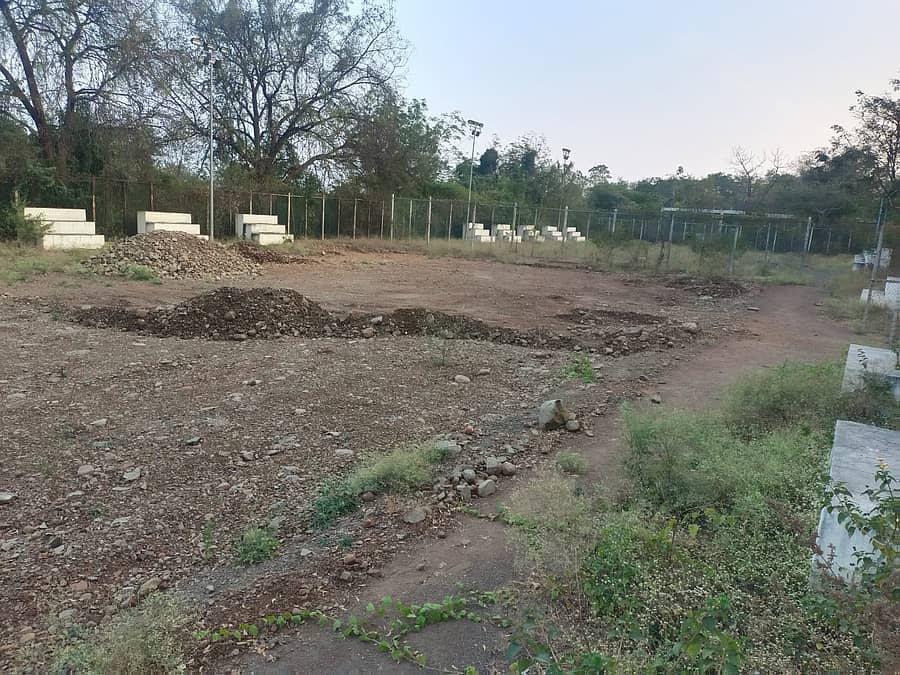 ಕಲಬುರಗಿ ನಗರದ ಚಂದ್ರಶೇಖರ ಪಾಟೀಲ ಕ್ರೀಡಾಂಗಣದಲ್ಲಿರುವ ಹ್ಯಾಂಡ್‌ಬಾಲ್‌ ಅಂಗಣವನ್ನು ಅಗೆದಿರುವುದು
