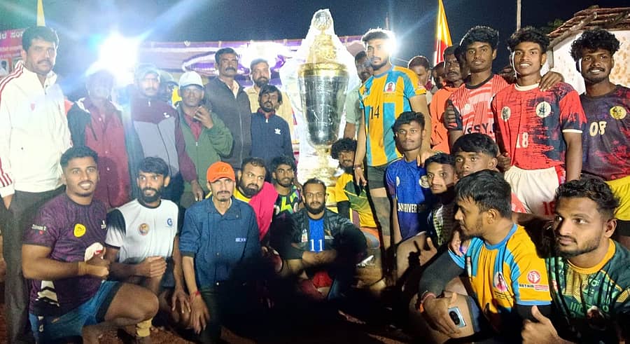 ಸೋಮವಾರಪೇಟೆ ಇಂದಿರಾಗಾಂಧಿ ಅಭಿಮಾನಿಗಳ ಸಂಘದಿಂದ ಭಾನುವಾರ ನಡೆದ ರಾಜ್ಯಮಟ್ಟದ ಬೆಳ್ಳಿ ಬಟ್ಟಲಿನ ಕಬಡ್ಡಿ ಟೂರ್ನಿಯಲ್ಲಿ ಸೋಮವಾರಪೇಟೆಯ ಸತ್ಯ ಸ್ಪೋರ್ಟ್ಸ್ ಕ್ಲಬ್ ಪ್ರಥಮ ಬಹುಮಾನ ಪಡೆಯಿತು