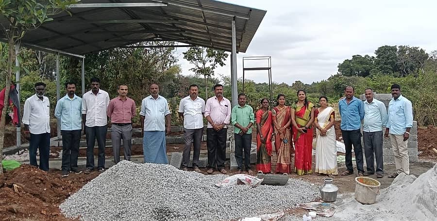 ಬೆಟ್ಟದಪುರ ಸಮೀಪದ ಬೆಟ್ಟದತುಂಗ ಗ್ರಾಮದ ದೊಡ್ಡಮ್ಮತಾಯಿ ದೇವಾಲಯಕ್ಕೆ ತಳಿಗೆ ಸೇವೆ ಮಾಡುವ ಸ್ಥಳದ ಅಭಿವೃದ್ಧಿ ಕಾಮಗಾರಿಗೆ ಗ್ರಾಮ ಪಂಚಾಯಿತಿ ಅಧ್ಯಕ್ಷೆ ಪ್ರೀತಿ ಅರಸ್ ಚಾಲನೆ ನೀಡಿದರು