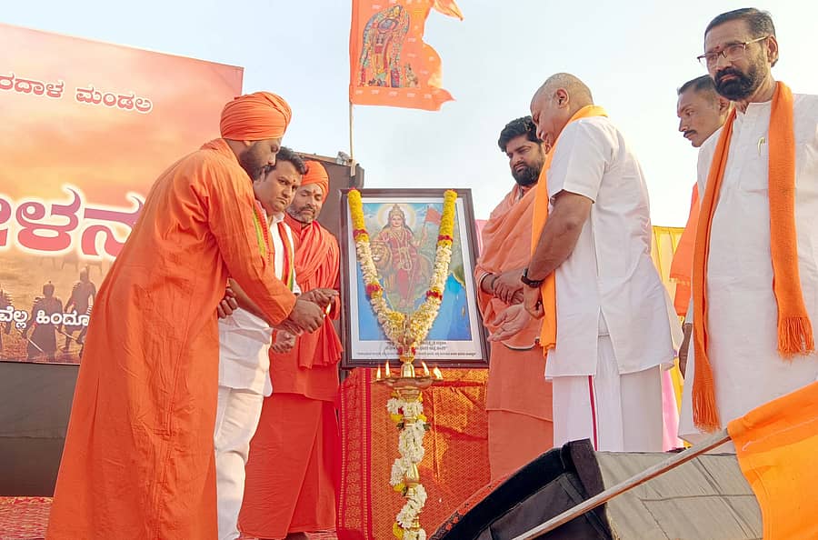 ತೇರದಾಳದ ಮಹಾತ್ಮಾ ಗಾಂಧಿ ಕ್ರೀಡಾಂಗಣದಲ್ಲಿ  ವಿರಾಟ ಹಿಂದೂ ಸಮಾವೇಶಕ್ಕೆ ಗಣ್ಯರು ಭಾರತ ಮಾತೆಯ ಭಾವಚಿತ್ರಕ್ಕೆ ಪುಷ್ಪವೃಷ್ಟಿ  ಹಾಗೂ ಜ್ಯೋತಿ ಬೆಳಗಿಸುವ ಮೂಲಕ ಚಾಲನೆ ನೀಡಿದರು.