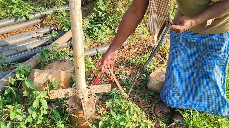 ಹೂವಿನಹಡಗಲಿ ತಾಲ್ಲೂಕು ಅಡವಿಮಲ್ಲನಕೆರೆ ಗ್ರಾಮದ ರೈತರೊಬ್ಬರ ಪಂಪ್‌ಸೆಟ್‌ನ ಕೇಬಲ್ ಕತ್ತರಿಸಿರುವುದು