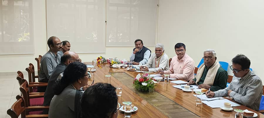 ಬೆಮೆಲ್ ಅಧಿಕಾರಿಗಳ ಜತೆಗೆ ಪುರುಷೋತ್ತಮ ಬಿಳಿಮಲೆ ಸಭೆ ನಡೆಸಿದರು