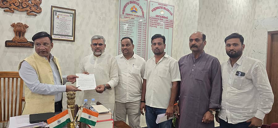 ಅಧ್ಯಯನಕ್ಕೆ ಬಂದ ವಿದ್ಯಾರ್ಥಿಗಳ ಹೆಸರುಗಳನ್ನು ಮತದಾರರ ಪಟ್ಟಿಗೆ ಸೇರ್ಪಡೆ ಮಾಡಬಾರದು ಎಂದು ಆಗ್ರಹಿಸಿ ಮಂಗಳವಾರ ಜಿಲ್ಲಾ ಚುನಾವಣಾಧಿಕಾರಿ ಸಂಗಪ್ಪ ಅವರಿಗೆ ಕಾಂಗ್ರೆಸ್ ಪ್ರಚಾರ ಸಮಿತಿ ಮುಖಂಡರು ಮನವಿ ಸಲ್ಲಿಸಿದರು