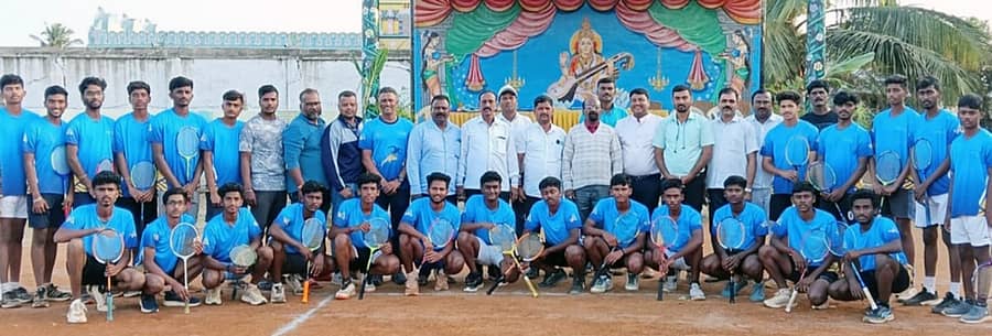 ಯಳಂದೂರು ತಾಲ್ಲೂಕಿನ ಹೊನ್ನೂರು ಡಾ. ಭೀಮ್ ರಾವ್ ರಾಮ್ ಜಿ ಪ್ರೌಢಶಾಲೆಯಲ್ಲಿ 3 ದಿನಗಳ ಕಾಲ ನಡೆದ ರಾಜ್ಯಮಟ್ಟದ ಬಾಲ್ ಬ್ಯಾಡ್ಮಿಂಟನ್ ತರಬೇತಿ ಶಿಬಿರ ಹಾಗೂ ಕರ್ನಾಟಕ ರಾಜ್ಯ ತಂಡದ ಆಯ್ಕೆ ಪ್ರಕ್ರಿಯೆಯಲ್ಲಿ ಭಾಗವಹಿಸಿದ ಕ್ರೀಡಾಪಟುಗಳನ್ನು ಜಿಲ್ಲಾ ಸಂಘಟನಾ ಕಾರ್ಯದರ್ಶಿ ಕೆ.ಎನ್. ಪ್ರಮೋದ್ ಚಂದ್ರನ್ ಮಂಗಳವಾರ ಸನ್ಮಾನಿಸಿದರು