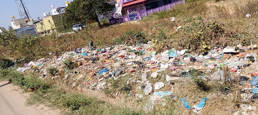 ಚಿಕ್ಕನಾಯಕನಹಳ್ಳಿ ಮಹಾಲಕ್ಷ್ಮಿ ಬಡಾವಣೆಯ ಖಾಲಿ ನಿವೇಶನದಲ್ಲಿ ಕಸದ ರಾಶಿ