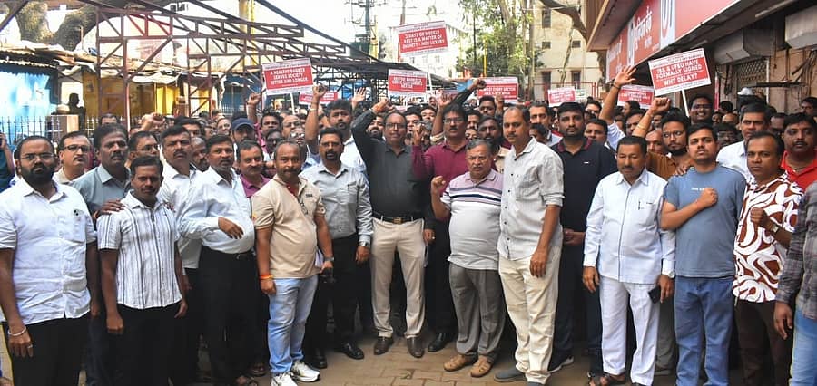 ಹುಬ್ಬಳ್ಳಿಯ ಸ್ಟೇಷನ್ ರಸ್ತೆಯ ಯೂನಿಯನ್ ಬ್ಯಾಂಕ್  ಆವರಣದಲ್ಲಿ ಬ್ಯಾಂಕ್ ನೌಕರರು ಮಂಗಳವಾರ ಪ್ರತಿಭಟನೆ ನಡೆಸಿದರು