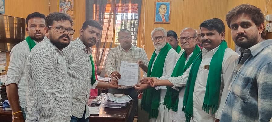 ಹೊಸಪೇಟೆಯ ತುಂಗಭದ್ರಾ ಮಂಡಳಿ ಕಚೇರಿಗೆ ಮಂಗಳವಾರ ತೆರಳಿದ ರೈತ ಮುಖಂಡರು, ಕಾರ್ಯದರ್ಶಿ ಒ.ಆರ್.ಕೆ.ರೆಡ್ಡಿ ಅವರಿಗೆ ಮನವಿ ಸಲ್ಲಿಸಿದರು  –ಪ್ರಜಾವಾಣಿ ಚಿತ್ರ