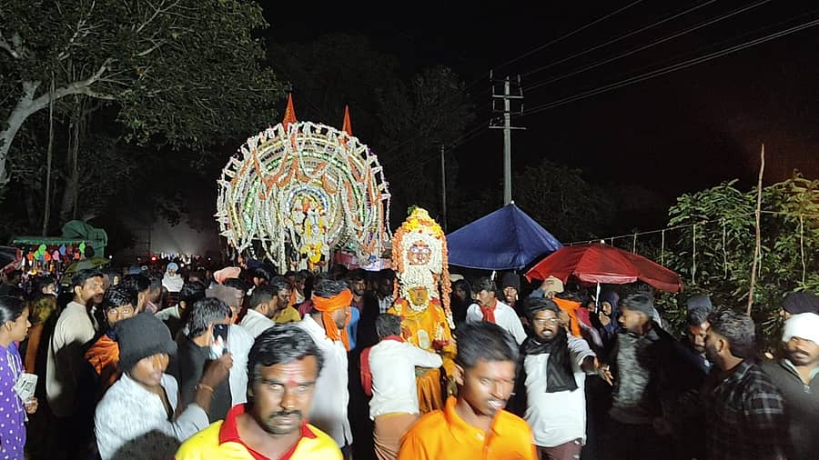 ಬೇತಮಂಗಲ ಸಮೀಪದ ಮೇಲುಪಲ್ಲಿ ಗಂಗಮಾಂಭ ದೇವಿ ಜಾತ್ರಾ ಮಹೋತ್ಸವ ಅಂಗವಾಗಿ ಸೋಮವಾರ ರಾತ್ರಿ ಕರಗ ಮಹೋತ್ಸವ ಹಾಗೂ ಉತ್ಸವ ಮೂರ್ತಿಗಳ ಮೆರವಣಿಗೆ ನಡೆಯಿತು