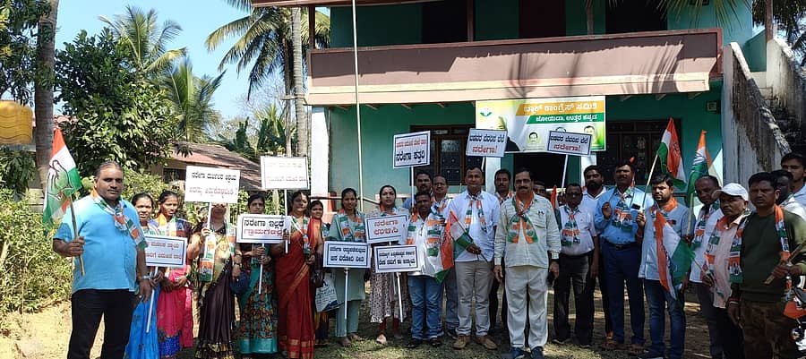 ಕೇಂದ್ರ ಸರ್ಕಾರ ಮಹಾತ್ಮ ಗಾಂಧಿ ರಾಷ್ಟ್ರೀಯ ಉದ್ಯೋಗ ಖಾತ್ರಿ ಯೋಜನೆಯ ಹೆಸರು ಬದಲಾವಣೆಯನ್ನು ವಿರೋಧಿಸಿ ಮಂಗಳವಾರ ಜೊಯಿಡಾದಲ್ಲಿ ಬ್ಲಾಕ್ ಕಾಂಗ್ರೆಸ್ ವತಿಯಿಂದ ಪ್ರತಿಭಟನೆ ನಡೆಯಿತು.