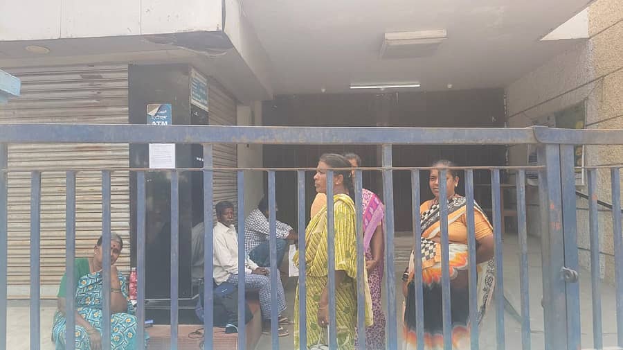 ಹೊಳೆನರಸೀಪುರ ಪಟ್ಟಣದಲ್ಲಿ ಬ್ಯಾಂಕ್‍ಗಳು ಮುಚ್ಚಿದ್ದರಿಂದ ಗ್ರಾಹಕರು ಪರದಾಡಿದರು 