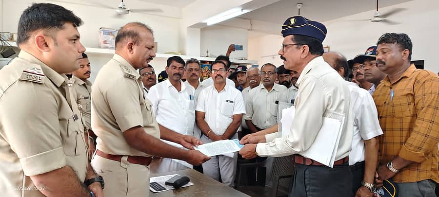 ಸಾಸ್ತಾನ ಟೋಲ್ ನಲ್ಲಿ ನಡೆದಿರುವ ಘಟನೆ ಸಂಬಂಧ ಟೋಲ್ ಸಿಬ್ಬಂದಿಗಳ ವಿರುದ್ಧ ಕಾನೂನು ಕ್ರಮ ಕೈಗೊಳ್ಳುವಂತೆ ಮಾಜಿ ಸೈನಿಕರ ಸಂಘ ಕೋಟ ಪೊಲೀಸ್ ಠಾಣೆಯಲ್ಲಿ ಮಂಗಳವಾರ ದೂರು ದಾಖಲಿಸಿದೆ.