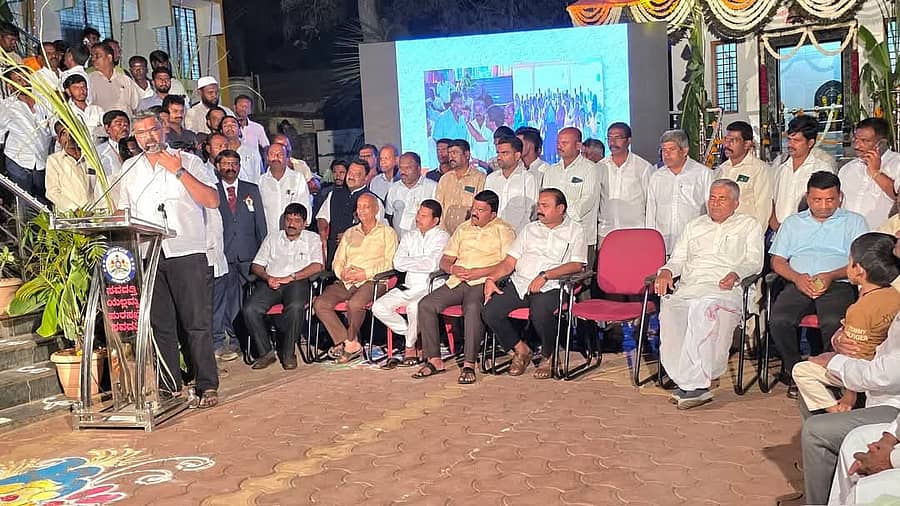 ನಗರಸಭೆಯಲ್ಲಿ ಮೇಲ್ದರ್ಜೆಗೇರಿಸಿದ ನಿಮಿತ್ಯ ಏರ್ಪಡಿಸಲಾದ ವಿಶೇಷ ಸಮಾರಂಭದಲ್ಲಿ ಶಾಸಕ ವಿಶ್ವಾಸ್ ವೈದ್ಯ ಮಾತನಾಡಿದರು