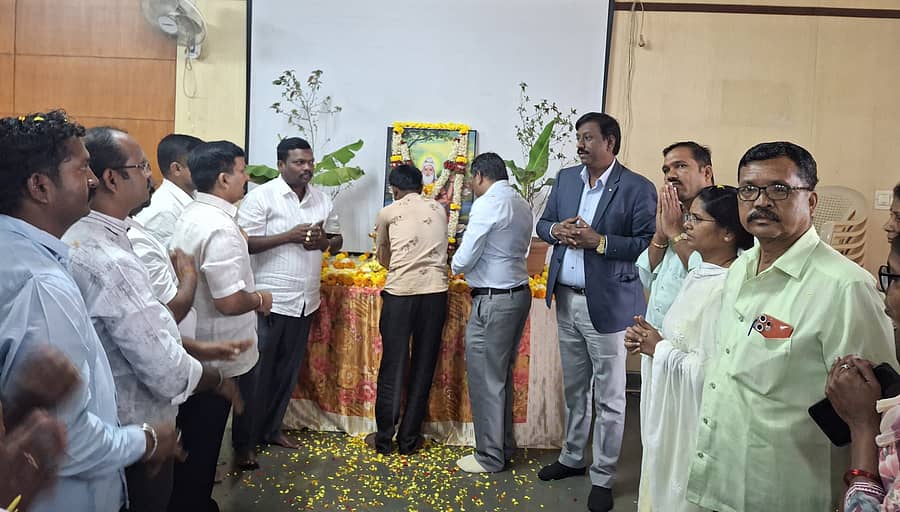 ಹಾವೇರಿ ಜಿಲ್ಲಾಧಿಕಾರಿ ಕಚೇರಿ ಸಭಾಭವನದಲ್ಲಿ ಮಂಗಳವಾರ ಹಮ್ಮಿಕೊಂಡಿದ್ದ ಸವಿತಾ ಮಹರ್ಷಿ ಜಯಂತ್ಯುತ್ಸವ ಕಾರ್ಯಕ್ರಮದಲ್ಲಿ  ಸವಿತಾ ಮಹರ್ಷಿ ಅವರ ಭಾವಚಿತ್ರಕ್ಕೆ ಪುಷ್ಪಾರ್ಚನೆ ಮಾಡಲಾಯಿತು