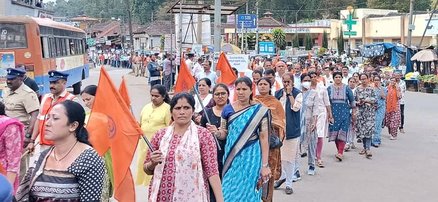 ಸಿದ್ದಾಪುರದ ‌ಬಸ್ ನಿಲ್ದಾಣದಲ್ಲಿ ನಡೆದ ಲವ್ ಜಿಹಾದ್ ವಿರುದ್ಧದ ಜನಜಾಗೃತಿ‌ ಸಮಾವೇಶದಲ್ಲಿ ಮೆರವಣಿಗೆ ನಡೆಯಿತು 