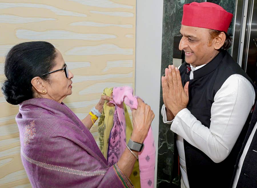 ಅಖಿಲೇಶ್‌ ಯಾದವ್‌ ಅವರು ಮಮತಾ ಅವರನ್ನು ಭೇಟಿಯಾದರು –ಪಿಟಿಐ ಚಿತ್ರ