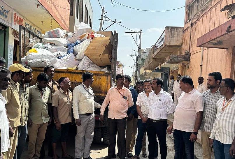 ದೊಡ್ಡಬಳ್ಳಾಪುರದ ಅಂಗಡಿಗಳಲ್ಲಿ ವಶಪಡಿಸಿಕೊಳ್ಳಲಾಗಿರುವ ಪ್ಲಾಸ್ಟಿಕ್‌ ವಸ್ತುಗಳು