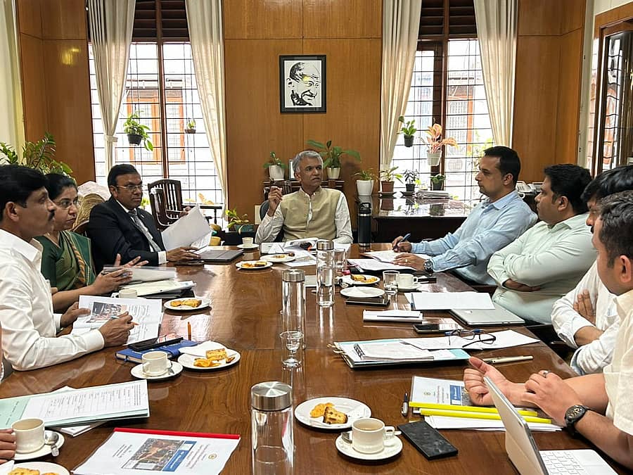 ನಗರದ ಅಕ್ರಮ ಬಡಾವಣೆ, ಕಟ್ಟಡಗಳ ತೆರವು ಸಂಬಂಧ ಕಂದಾಯ ಸಚಿವ ಕೃಷ್ಣ ಬೈರೇಗೌಡ ಅಧಿಕಾರಿಗಳ ಸಭೆ ನಡೆಸಿದರು.